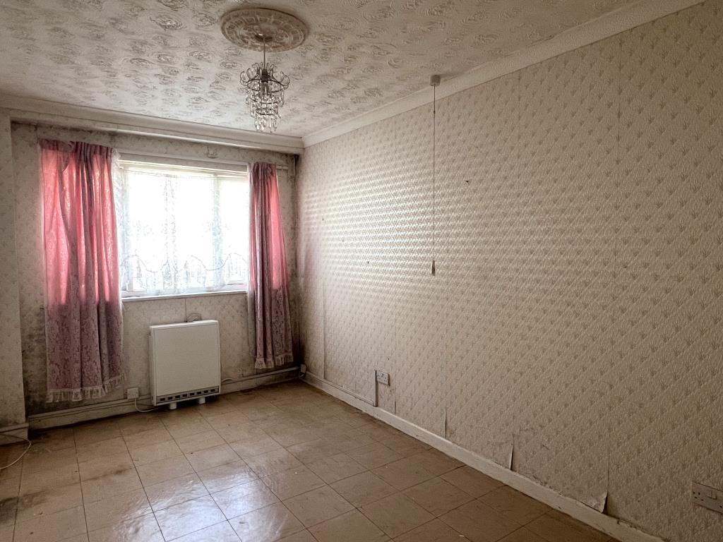Lot: 96 - GROUND FLOOR FLAT FOR REFURBISHMENT - View of the bedroom